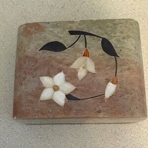 Vintage Handmade Marble Soapstone with Pearl Inlay Flowers Trinket Box India